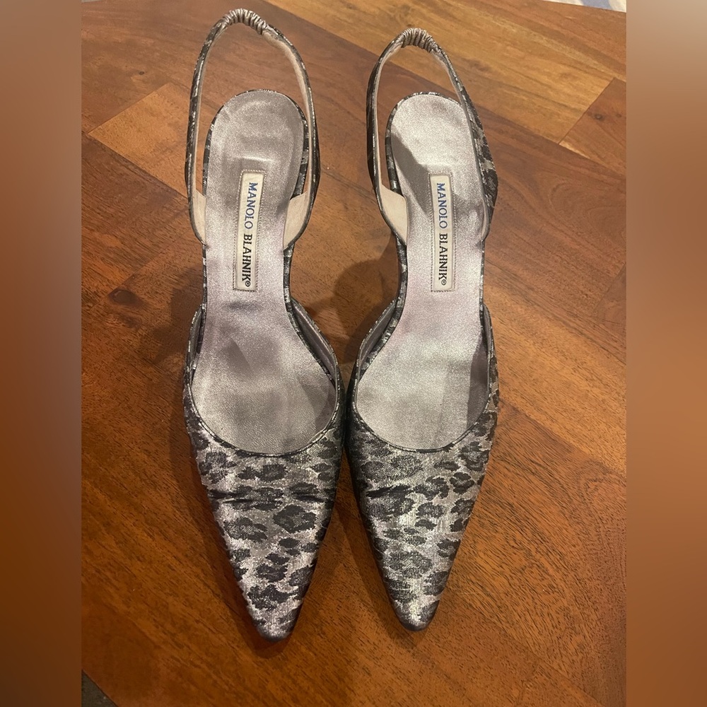 Exquisite Manolo Blahnik Metallic Leopard Print Heels